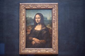 Plague of Phone-Addicted Tourists Shuts Down the Louvre